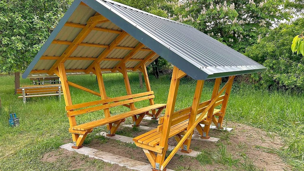 Die fertige Hütte auf der Bienenwiese in Güsen.
