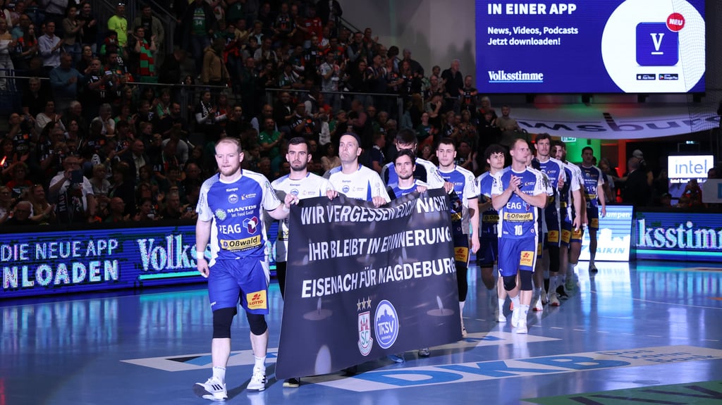 Die Spieler des ThSV Eisenach gedachten mit einem Banner den Opfern des Anschlags auf den Magdeburger Weihnachtsmarkt.