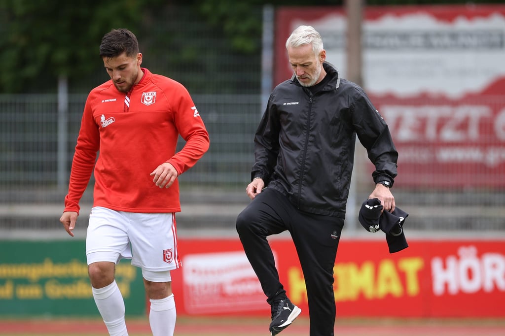 Trainer Mark Zimmermann (r.) hat vor dem Landespokalfinale gegen Lok Stendal nicht alle Spieler an Bord.