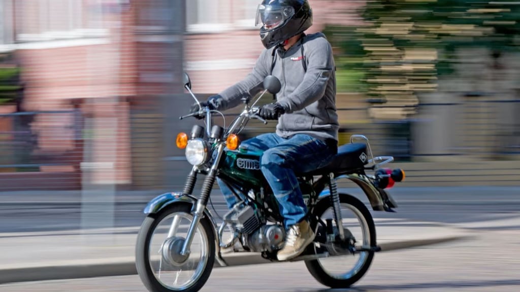Ein Motorradfahrer ist mit einer geklauten Maschine in Halle verunglückt.