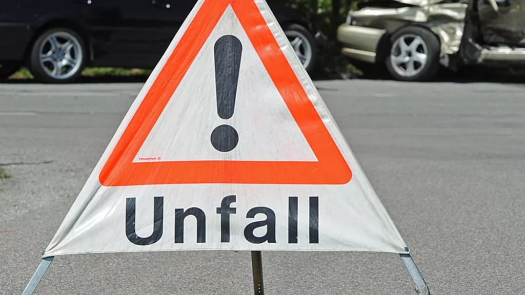 Nach einem Lkw-Unfall am Riebeckplatz in Halle sind Rettungskräfte auf der Merseburger Straße im Einsatz.