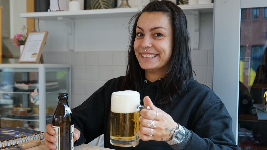 Gina Neumann freit sich auf Herrentags-Gäste im Café "Kleine Auszeit".
