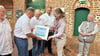 Aus den Händen der CDU-Ortsvorsitzenden Tangermündes, Saskia Rakow, nimmt Vereinsvorsitzender Frank Kunde (von links), den Bürgerpreis – ein Bild von Malerin Rieke Schmieder – entgegen. Neben ihm stehen Jens Hollmann und Marc Kunde und links Klaus Rählert. Rechts die stellvertretende CDU-Ortsvorsitzende Hildegard Wynands.