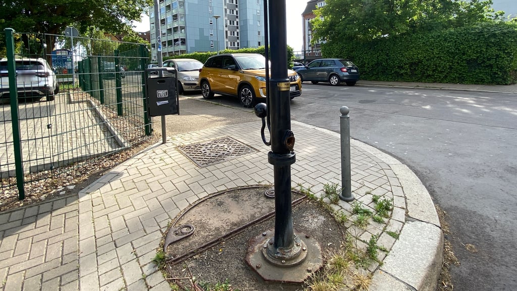 Die Wasserpumpe in der Badestraße auf dem Werder ist beschädigt – der Auslasskopf wurde zerstört und verunstaltet das einst funktionale Stadtmobiliar.