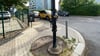 Die Wasserpumpe in der Badestraße auf dem Werder ist beschädigt – der Auslasskopf wurde zerstört und verunstaltet das einst funktionale Stadtmobiliar.