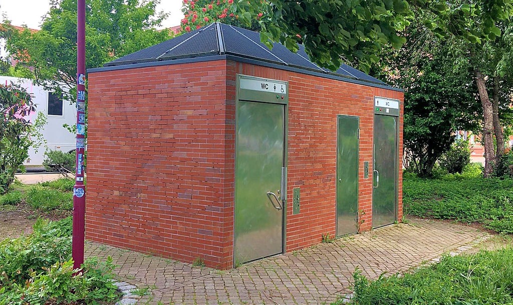 Das öffentlich zugängliche Toilettenhäuschen am Genthiner Marktplatz ist keine Alternative zu den fehlenden Bahnhofstoiletten.
