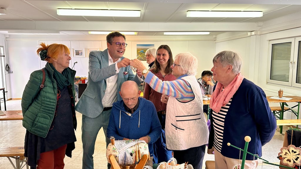 Auch der OB (Zweiter von links) war zu Gast im neuen Quartiersbüro in Büschdorf.