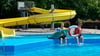 Testen schon einmal das Wasser im Waldhofbad: Arne Jörs (links) und Dustin Lorenz sind angehende Fachangestellte für Bäderbetriebe in Wernigerode.