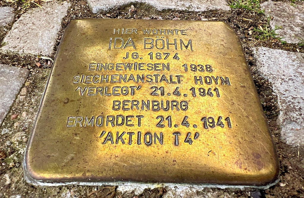 Für Ida Böhm ist vor dem Haus Louis-Braille-Platz 16 ein Stolperstein im Gehweg eingelassen.