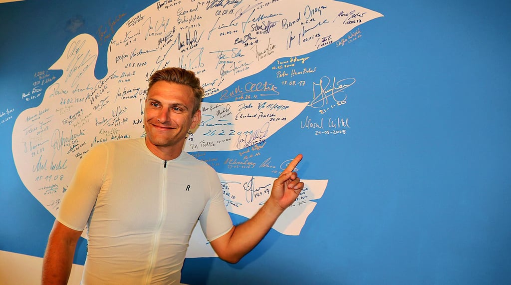 Seite an Seite mit Legenden: Marcel Kittel verewigt sich auf der Friedenstaube in Kleinmühlingen.