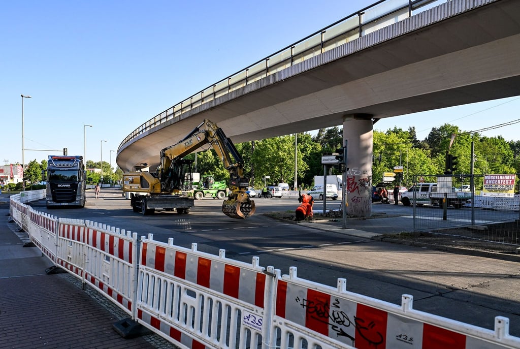 Die Sperrung der Brücke an der Wuhlheide hat große Verkehrsprobleme zur Folge. (Archivbild)