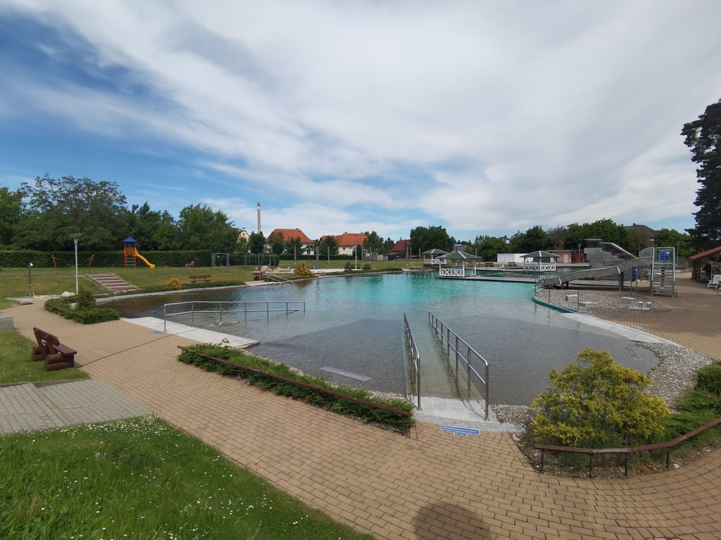Die Becken sind repariert, gereinigt und mit Wasser gefüllt, Spielplatz und Liegewiesen hergerichtet: Das barriere- und chlorfreie Biobad Blankenburg ist bereit für seine Badegäste.
