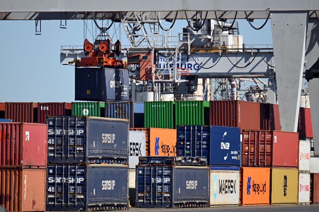 Bei einem „Zollkrieg“ würde es laut Studie die größten Produktionsrückgänge in den Sektoren mit der größten Exportabhängigkeit von den USA geben.