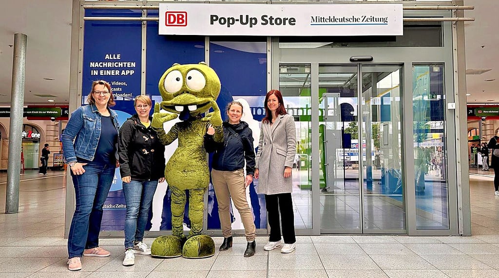 Planen gemeinsam das Fest (von links): Anja Mall von den Mallikids, Natalie Henke vom Bahnhofsmagement, Jessica Quick von der MZ und Annemarie Holtzsch vom Golfclub. Naturlich darf Maskottchen Galaktikus nicht fehlen.