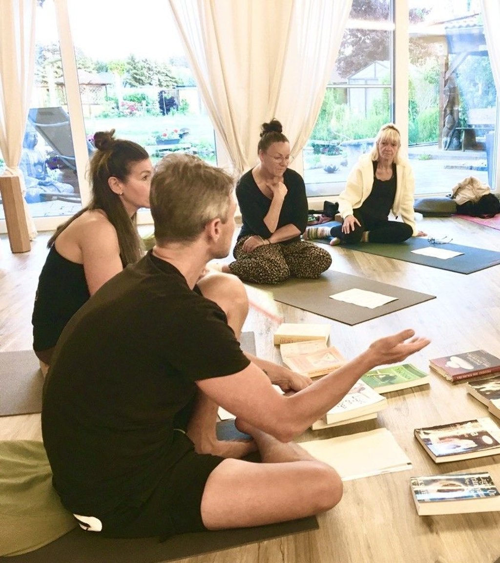 Die Yogalehrer Doreen Lau und Christian Klix (vorn, links) leiten die angehenden Yogalehrer in Roßdorf an.