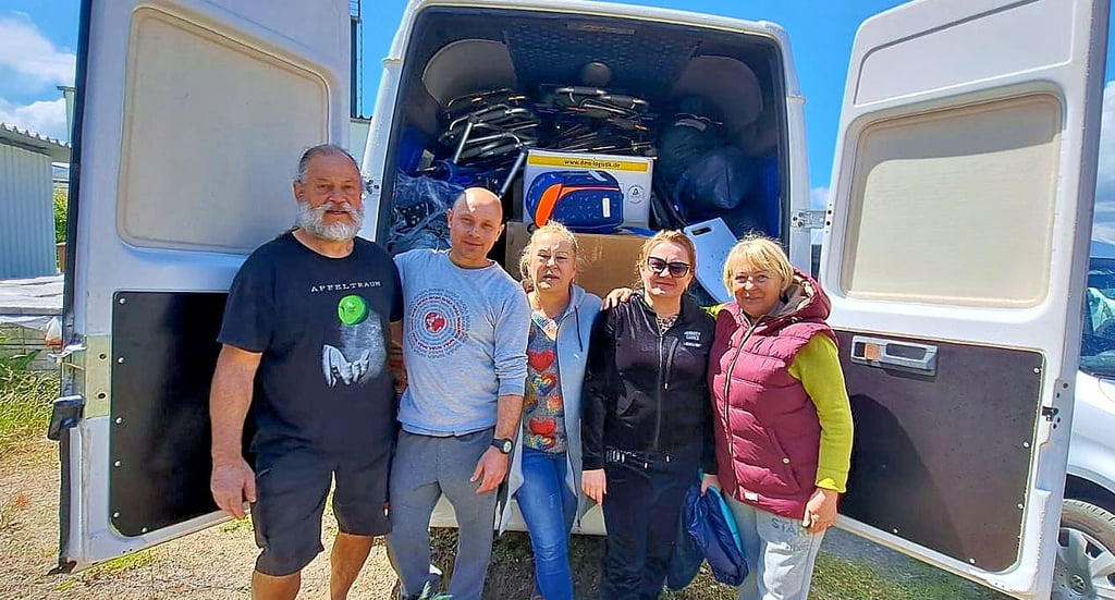 Mitglieder des Vereins „Sumy Hilfe“: Detlef Mayer (l.) und Sabine Hoffmann (Mitte) sowie der ukranische Soldat und Fahrer des Transporters Aleksii Tsehelnyk (2.v.l.) kurz vor der Abfahrt. Ludmiila Shramko (r.) wird mit in ihre Heimatstadt fahren. Ihre Schwiegertochter Nataliia dolmetscht zwischen allen Beteiligten.