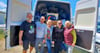 Mitglieder des Vereins „Sumy Hilfe“: Detlef  Mayer (l.) und Sabine Hoffmann (Mitte) sowie der ukranische Soldat und Fahrer des Transporters Aleksii Tsehelnyk (2.v.l.) kurz vor der Abfahrt.  Ludmiila Shramko  (r.) wird mit in ihre Heimatstadt fahren. Ihre Schwiegertochter Nataliia dolmetscht zwischen allen Beteiligten.