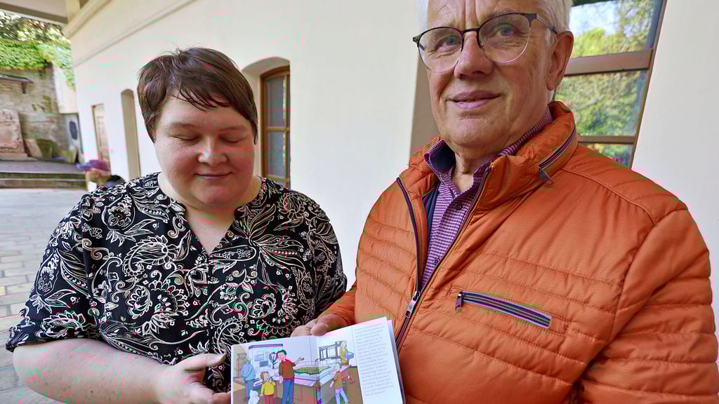 Trisha Ciesielski und Eckehard Peters präsentieren das kleine Pixi-Buch über das Ascherslebener Museum.