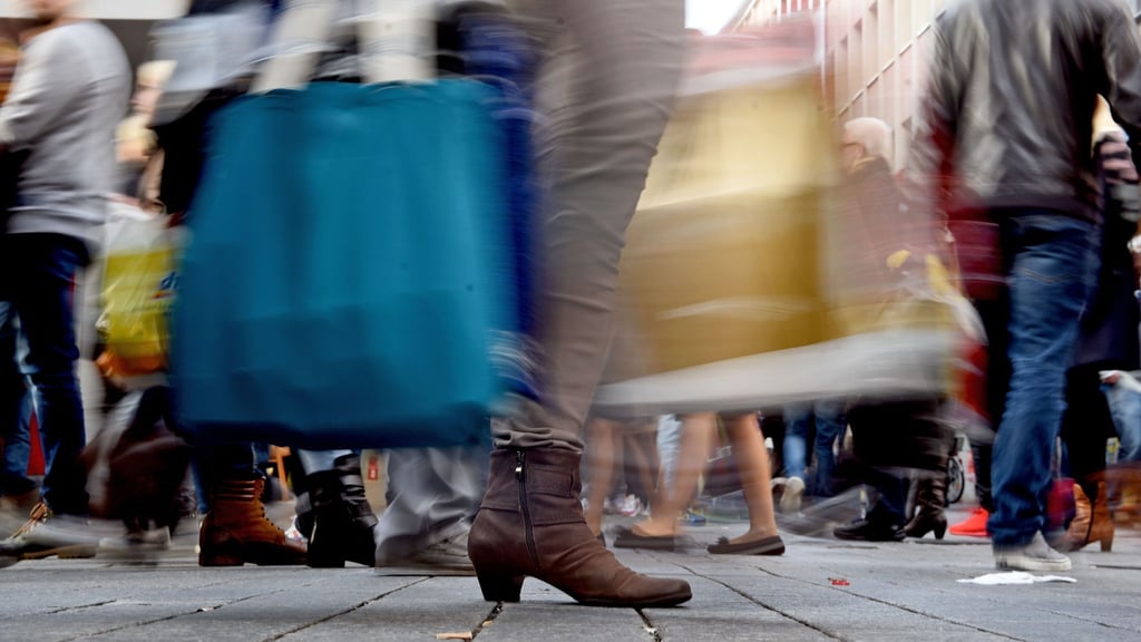 Volle Tüten, leere Konten: Bei Kaufsucht geraten Selbstkontrolle und Finanzen oft aus dem Gleichgewicht.