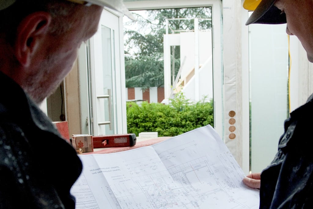 Gut prüfen, hilft: Bauprojekte von Nachbarn lassen sich mit berechtigten Einwänden stoppen.
