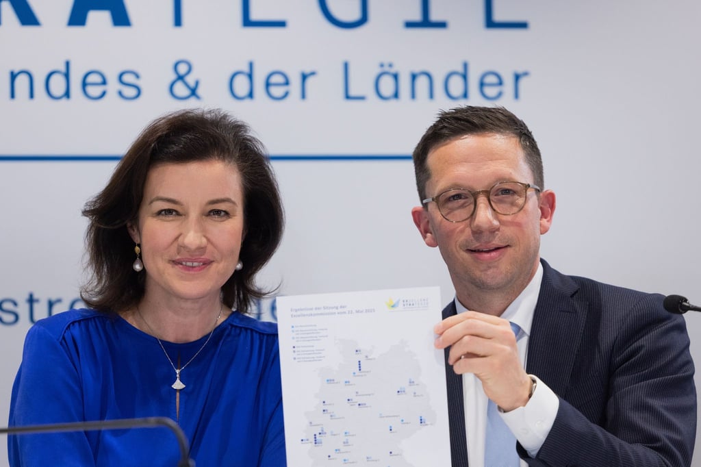 Bundesforschungsministerin Bär und Niedersachsens Wissenschaftsminister Mohrs haben die Entscheidung über die Exzellenzanträge verkündet.