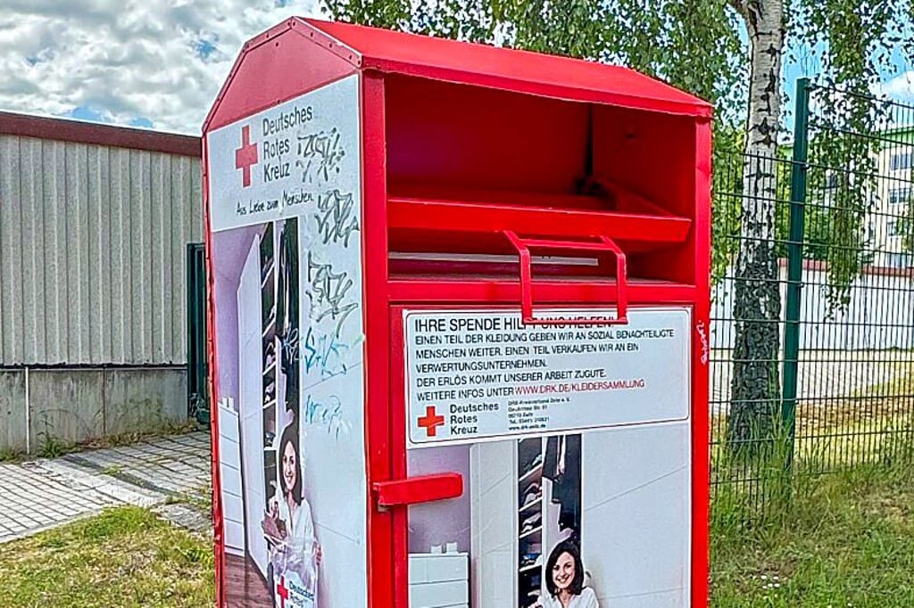 In der Henry-Dunant-Straße in Zeitz können auch derzeit Altkleider in einen Sammelcontainer des DRK gesteckt werden.