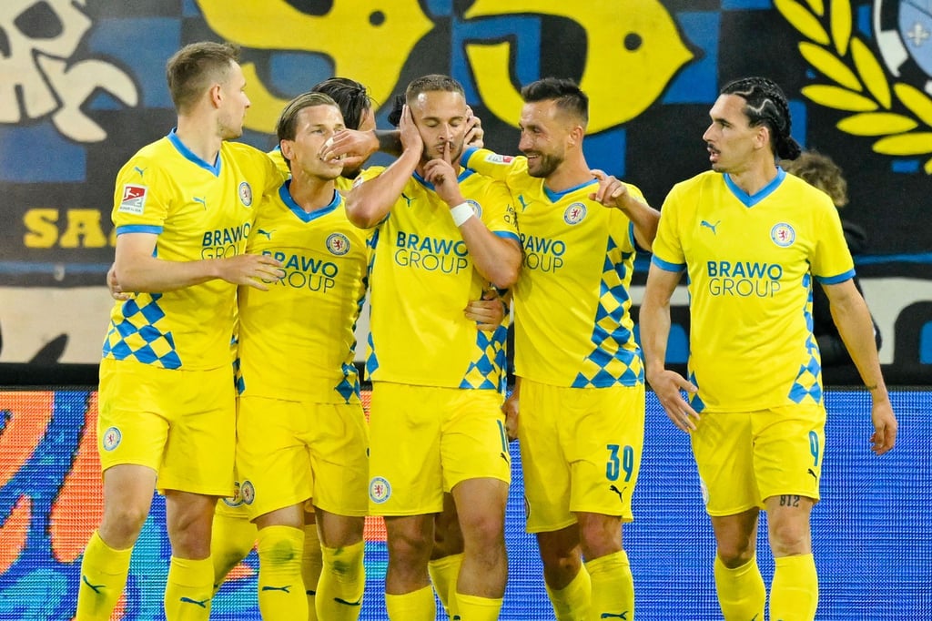 Eintracht Braunschweig hat das Relegationshinspiel zur 2. Bundesliga beim 1. FC Saarbrücken gewonnen.