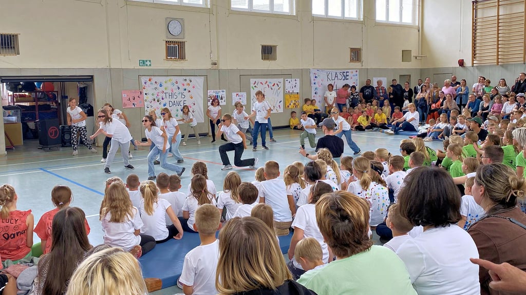 Alle zwölf Klassen der Max-Lingner-Grundschule in Jessen haben mit erfahrenen Tänzern eigene Choreografien eingeübt. Am Donnerstag werden sie aufgeführt.
