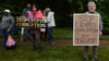 Bereits vor der Ankunft von US-Präsident Trump gibt es Protest in der Nähe seines Golfclubs.