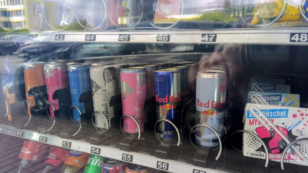 Im neuen Getränkeautomat an den Schulen im Wernigeröder Stadtfeld gibt es den Energydrink Red Bull in vielen verschiedenen Geschmacksrichtungen.