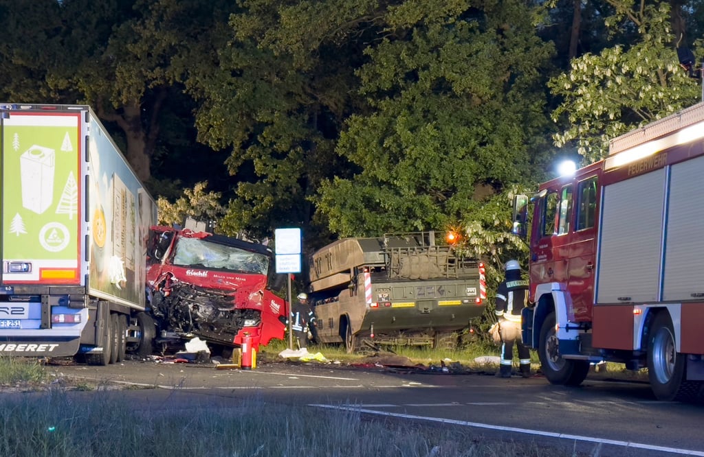 Ein Sattelzug kollidiert in Nienburg mit einem Militärfahrzeug, vier Menschen werden verletzt.