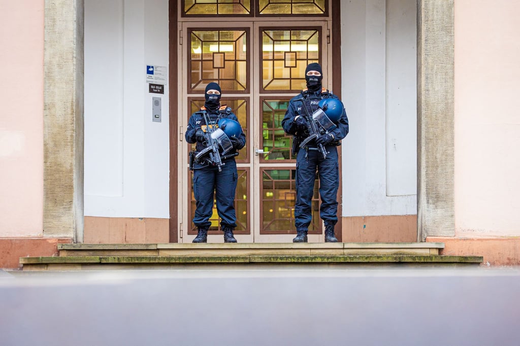 Eine 42 Jahre alte frühere Islamistin muss sich wegen Mitgliedschaft in der Terrormiliz IS vor dem Oberlandesgericht Celle verantworten. (Archivbild)