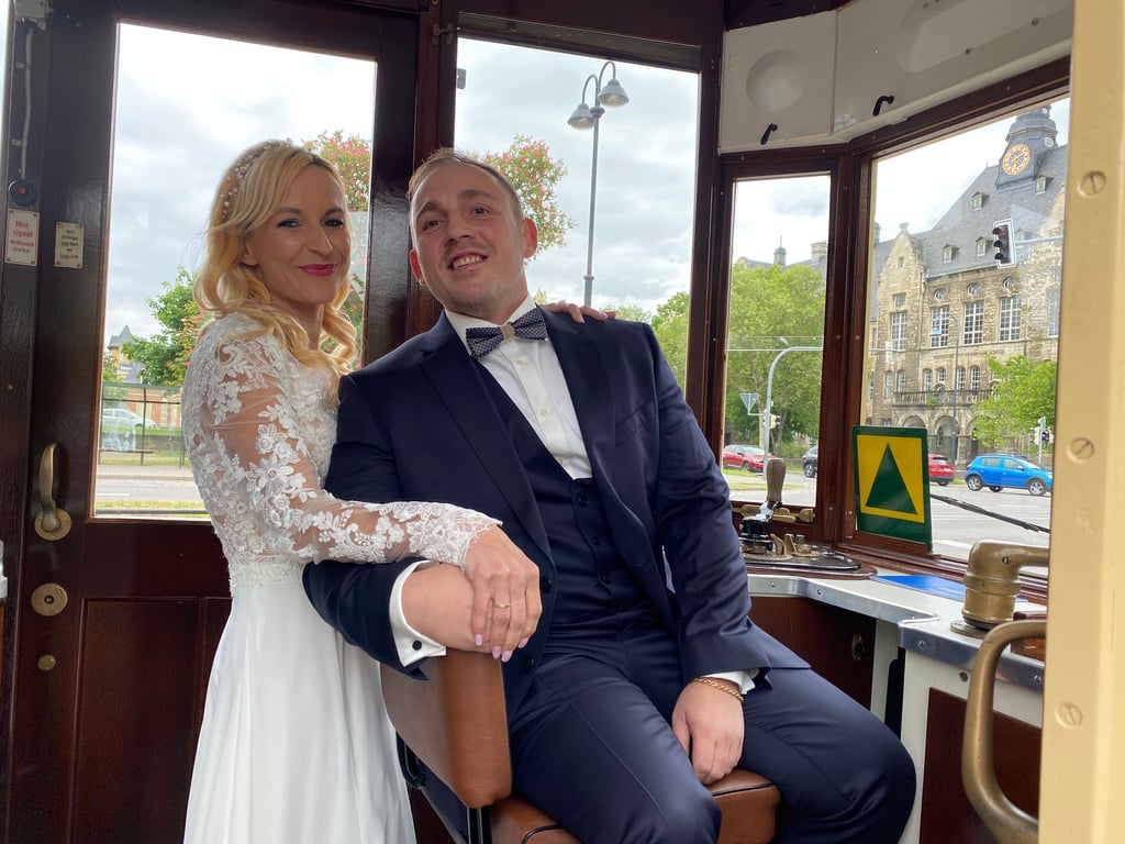 Romantische Hochzeits-Premiere in der Naumburger Straßenbahn: Kerstin Onemichl und Stefan Schleußner haben sich getraut.