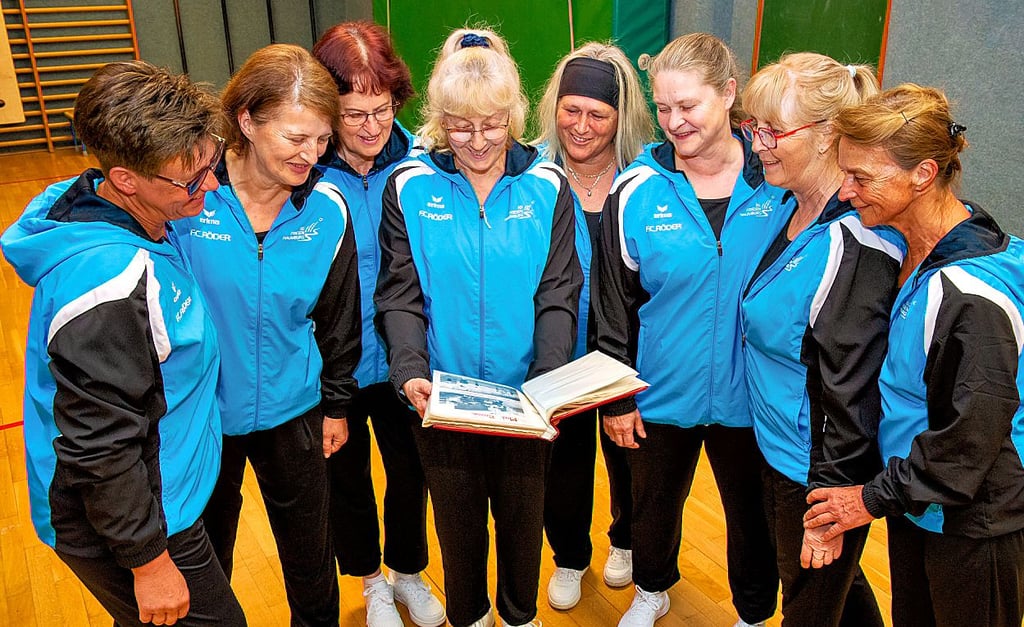 Einige der Naumburger Sportlerinnen waren schon 1987 beim letzten Turn- und Sportfest der DDR im pickepackevollen Zentralstadion mit dabei: Kerstin Weber (v. l.), Birgit Friedland, Karin Konopka, Gabi Krüger, Berit Greulich, Silvia Mertens, Beate Feuker und Evelyne Schwikal.