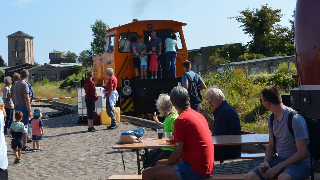 Schon beim großen Eisenbahnfest im September gehörten Fahrten mit der Lok zum Programm.