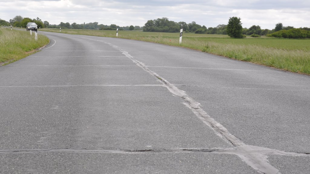 Die Betonplatten der Kreisstraße 1019 zwischen Seehausen und Wendemark (Landkreis Stendal) stammen aus tiefsten DDR-Zeiten. Die Straße müsste dringend saniert werden, aber es fehlt das Geld.