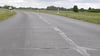 Die Betonplatten der Kreisstraße 1019 zwischen Seehausen und Wendemark (Landkreis Stendal) stammen aus tiefsten DDR-Zeiten. Die Straße müsste dringend saniert werden, aber es fehlt das Geld. 