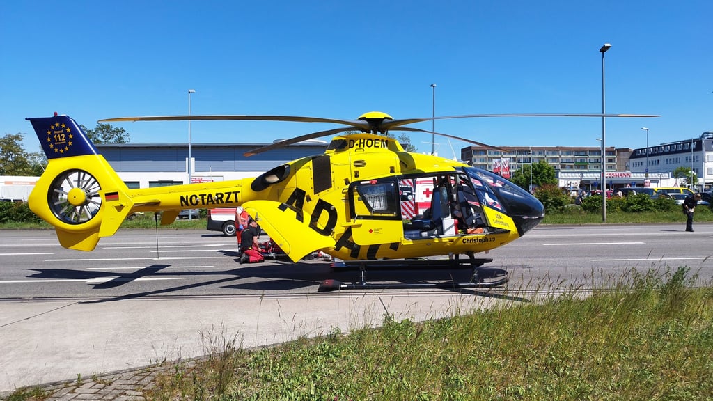 Der ADAC Rettungshubschrauber wartet auf den Abtransport einer verletzten Radfahrerin am 13. Mai 2025 in Salzwedel