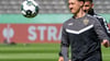 Mittelfeldstratege Angelo Stiller war nach seiner Bänderverletzung beim Abschlusstraining des VfB Stuttgart im Berliner Olympiastadion dabei.