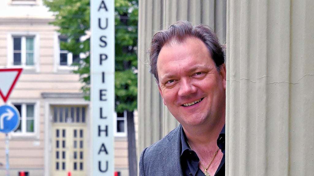 Charly Hüber hat Freude am Schauspielhaus in Magdeburg – nicht als Schauspieler, sondern als Regisseur. Im Gespräch lobt er mehrfach das spielfreudige Ensemble.