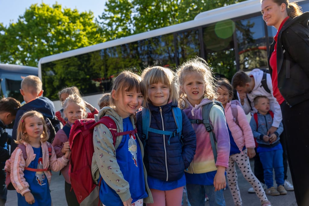 Vor der Abfahrt ins großen Abenteuer – zwei große Reisebusse und zwei Kleinbusse stehen in Tangermünde bereit.