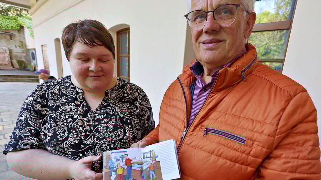Trisha Ciesielski und Eckehard Peters präsentieren das kleine Pixi-Buch über das Ascherslebener Museum.