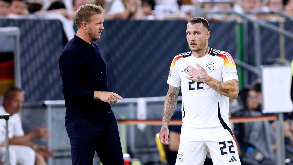 Julian Nagelsmann (l.) spricht mit David Raum von RB Leipzig.
