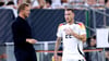 Julian Nagelsmann (l.) spricht mit David Raum von RB Leipzig.