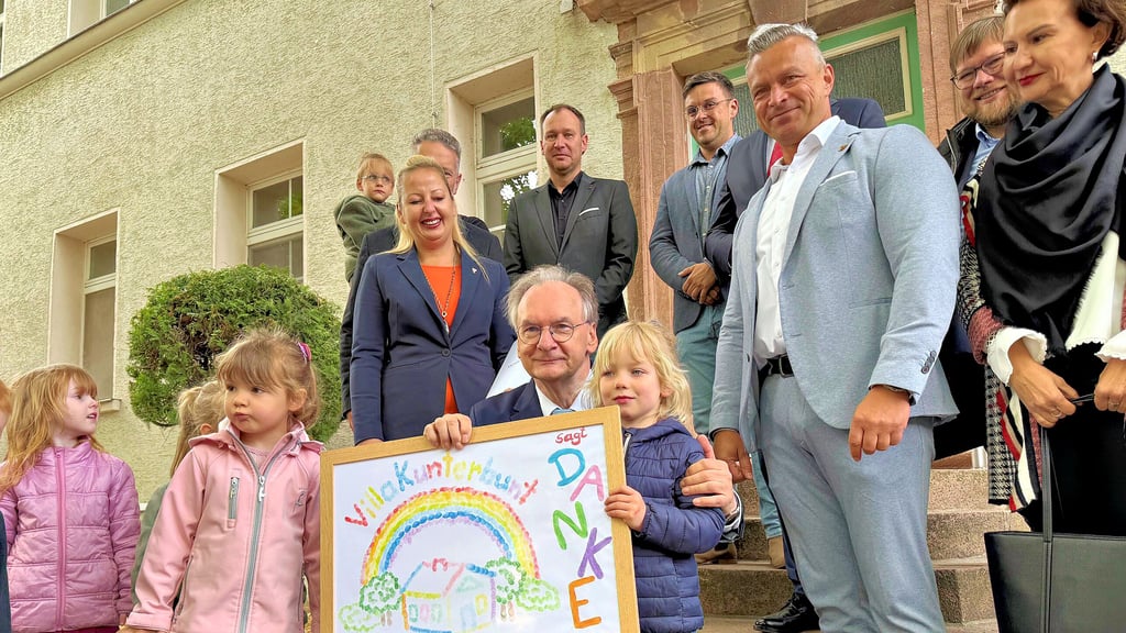 Bei der Aussicht auf eine neue Kita machten die Roitzscher Kinder nicht viele Worte. Danke sagten sie Ministerpräsident Reiner Haseloff (Mitte).