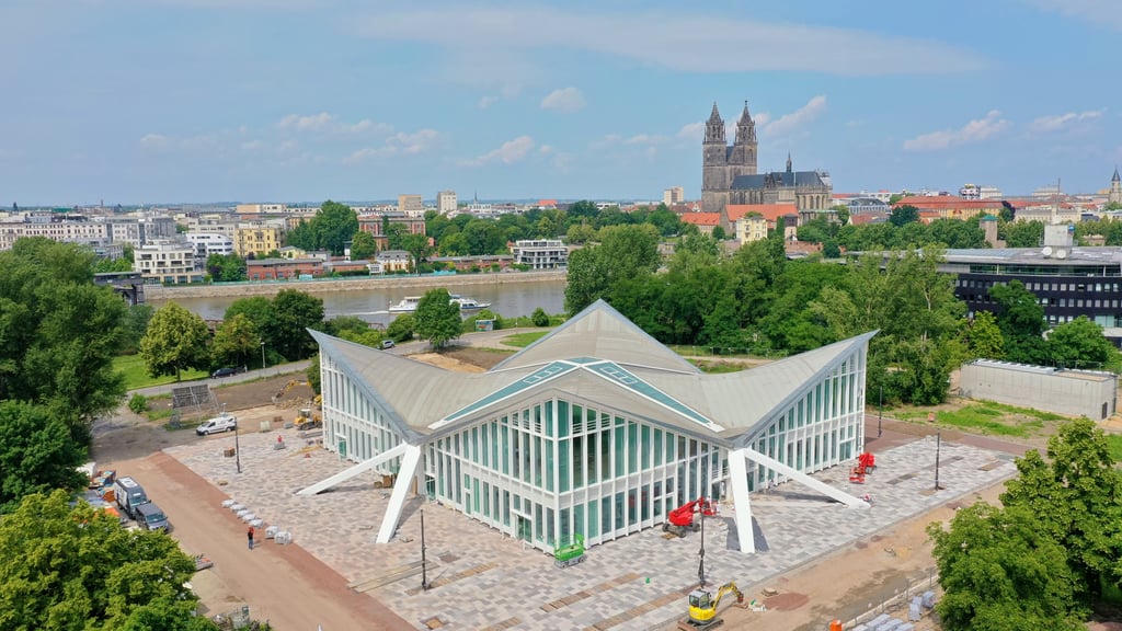 Die Hyparschale im Magdeburger Stadtpark hat sich innerhalb kürzester Zeit zu einem Anziehungspunkt entwickelt. Ein Hotel in unmittelbarer Nähe soll für noch mehr Übernachtungsgäste sorgen.