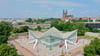 Die Hyparschale im Magdeburger Stadtpark hat sich innerhalb kürzester Zeit zu einem Anziehungspunkt entwickelt. Ein Hotel in unmittelbarer Nähe soll für noch mehr Übernachtungsgäste sorgen.
