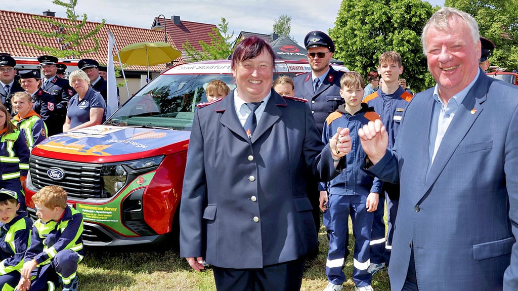 Bürgermeister René Zok übergibt Schlüssel und Auto an die stellvertretende Jugendwartin der Stadt Staßfurt,Yvonne Rötlich.