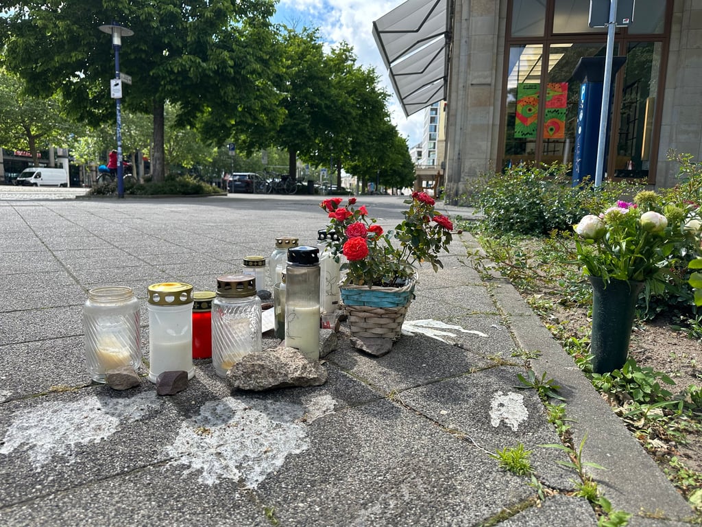 An der Ecke Hartstraße/Ernst-Reuter-Allee werden noch immer für die Opfer des Anschlags auf den Magdeburger Weihnachtsmarkt Blumen niedergelegt und Kerzen aufgestellt.