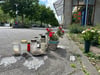 An der Ecke Hartstraße/Ernst-Reuter-Allee werden noch immer für die Opfer des Anschlags auf den Magdeburger Weihnachtsmarkt Blumen niedergelegt und Kerzen aufgestellt.